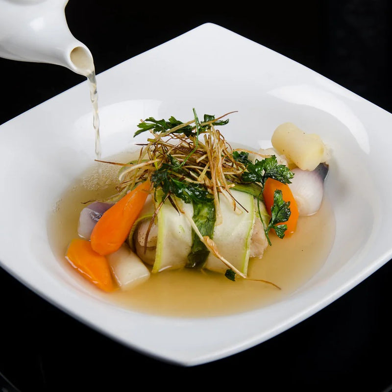 Soupe printanière au bouillon de poulet et légumes frais