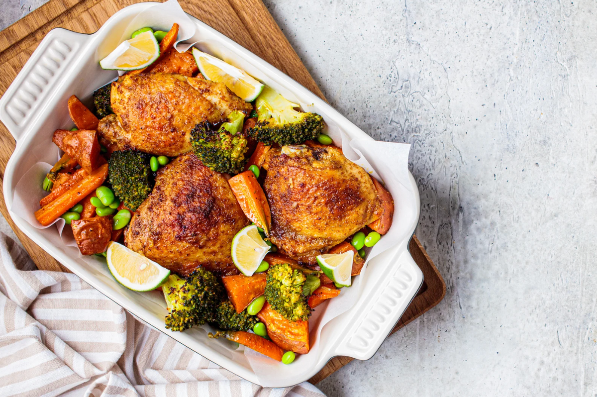 Poulet grillé aux herbes et légumes rôtis