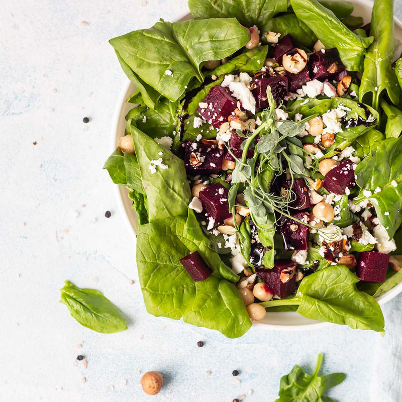 Salade d'épinards aux dattes fraîches et aux amandes