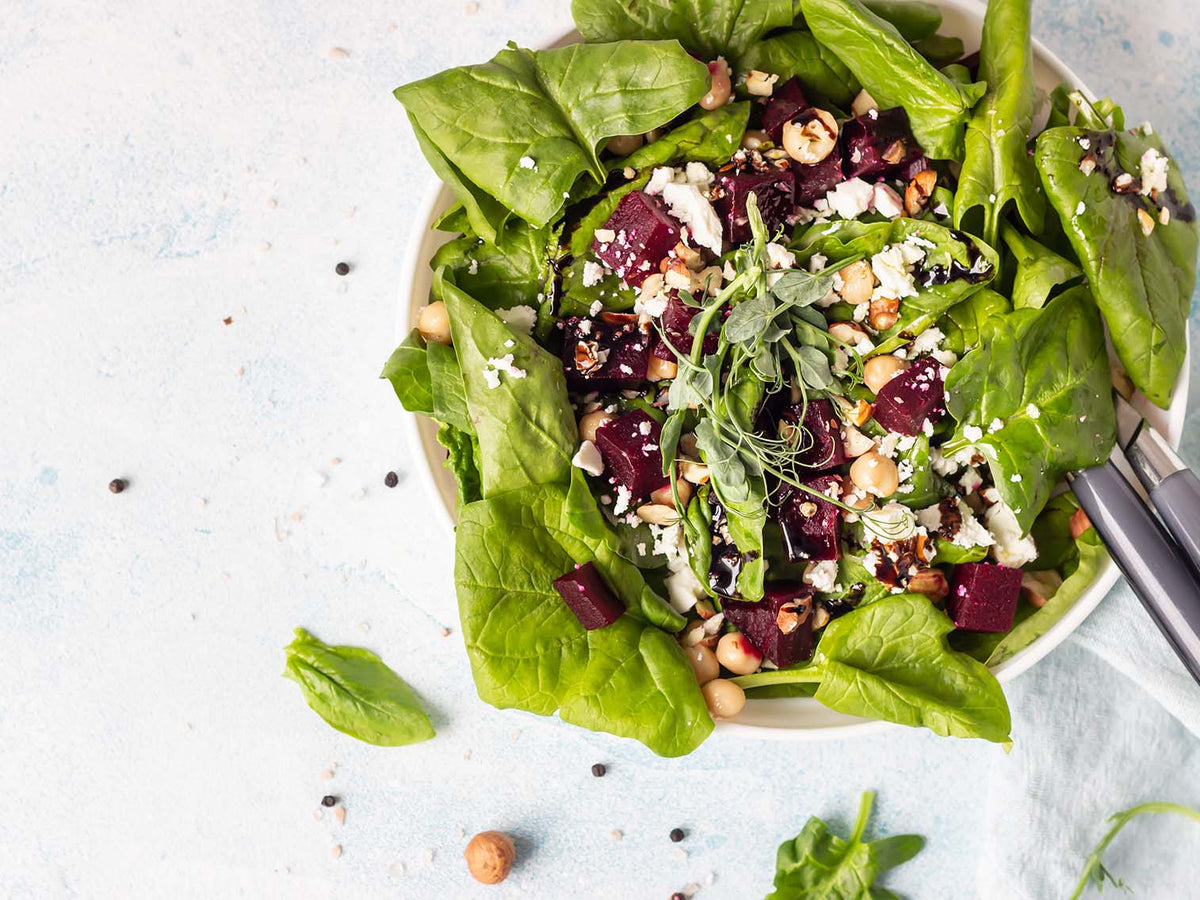 Salade d'épinards aux dattes fraîches et aux amandes