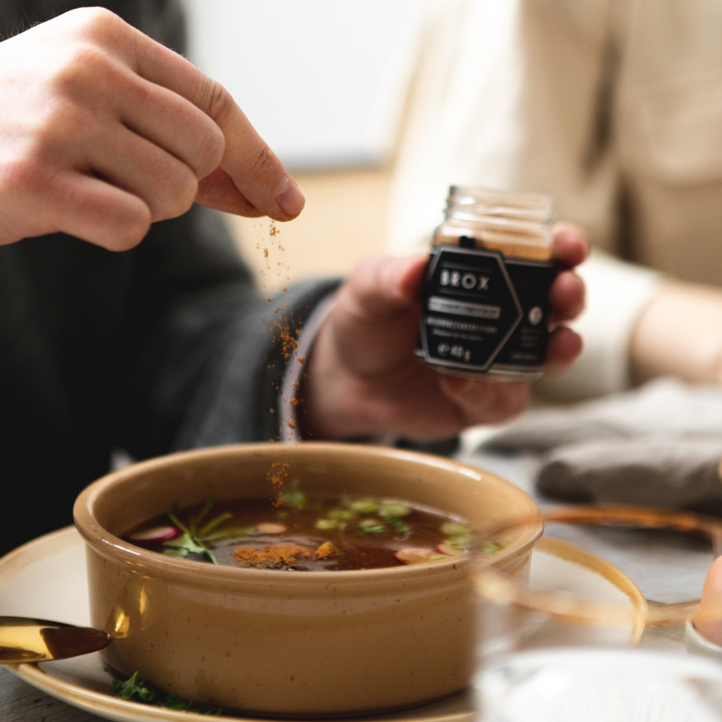 Assiette de bouillon d'os de poulet classique