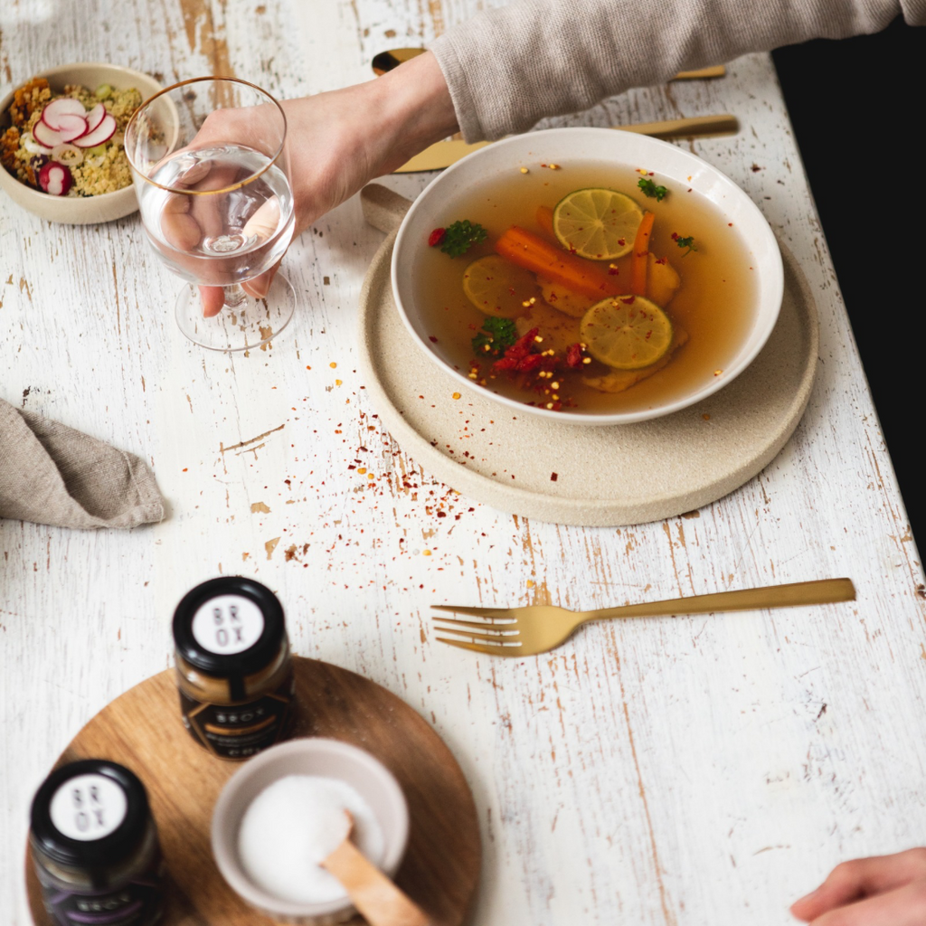 Assiette de bouillon d'os de poulet classique